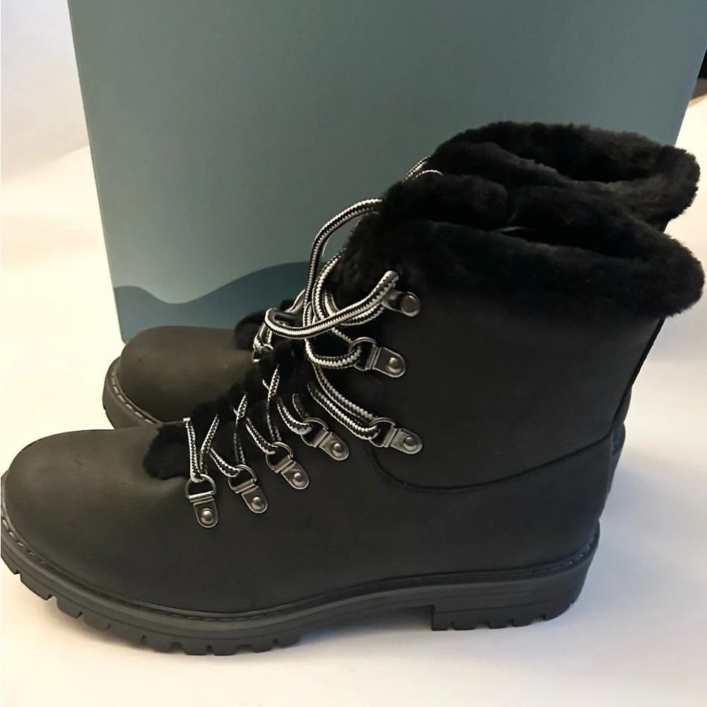 Cliff By White Mountain Woman’s Tie Up Boots Size 9  NIB